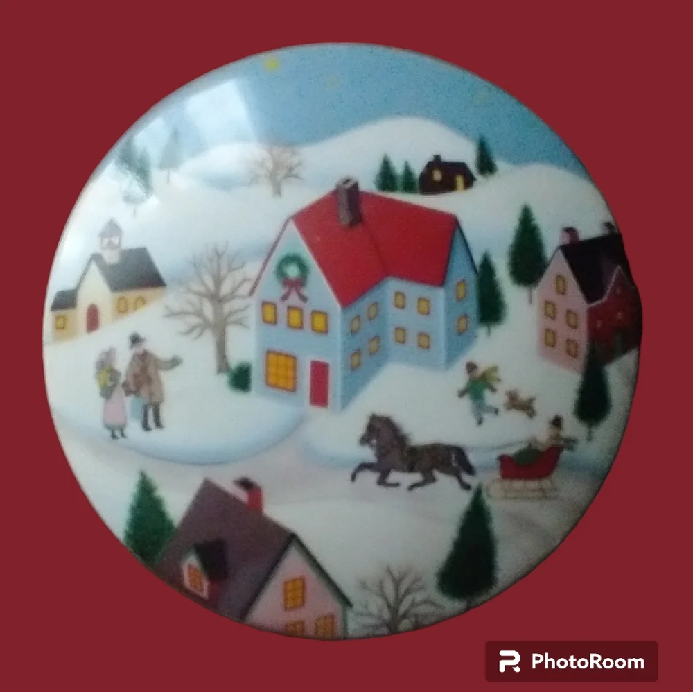 Mikasa HOLIDAY VILLAGE Candy Dish/ Trinket Box Made In JapanThis delightful can